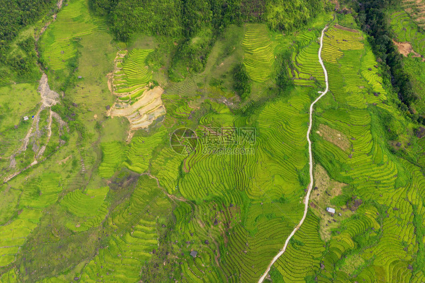 从空中俯瞰范西潘山脉与水稻梯田农村或农村地区的绿色农田亚洲时的丘陵山谷越南沙巴图片