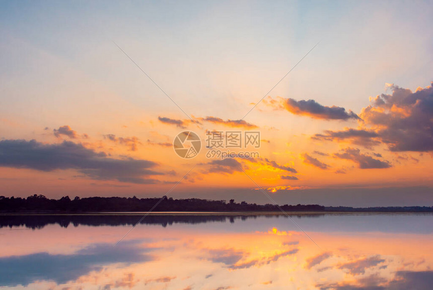 日落倒影泻湖在云层和蓝天之上的泻湖景观背景之上的美丽日落日落时有云图片