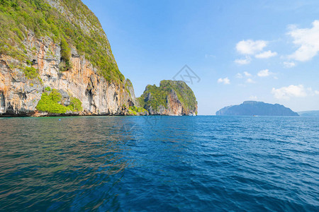 普吉岛在夏季旅行假期度假旅行期间泰国安达曼海蓝天白图片