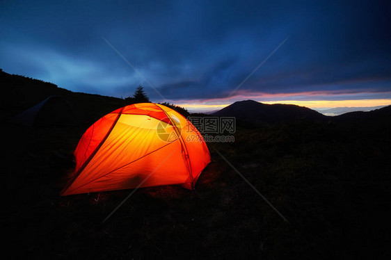 Beautirul深夜山的黄紫色帐篷冒图片