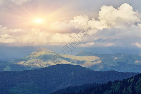 山峰顶云层接近山峰图片