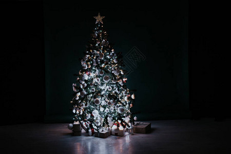圣诞树带礼物加兰灯明新年2018图片