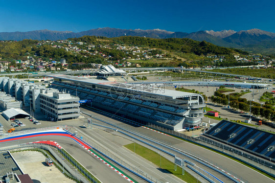 SochiAutodrom主要赛道和赛马道车库以及汽车场管理大楼空中观测您可以看到图片