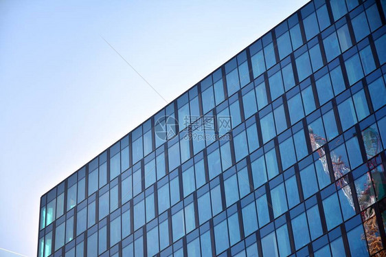 对未来玻璃办公楼商业现代城市钢浅蓝色背景的全景和透视广角视图成功行业技术架图片