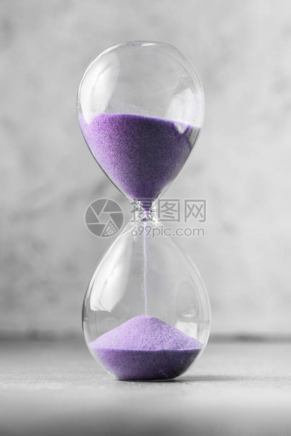 经典风格复古旧沙漏时钟显示最后一秒或最后一分钟或超时的沙漏现代沙漏或鸡蛋计时器图片