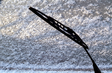 玻璃上的车鞭刀和雪效果模糊季节背景和图片