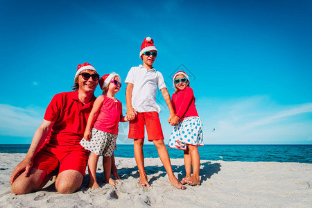 和孩子一起快乐的父亲在热带圣诞度假图片
