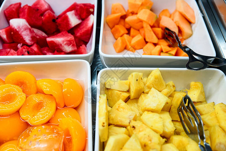 夏季或春季早餐时在碗盘中享用健康素食水果沙拉甜菠萝甜瓜西瓜和桃子甜点的鲜切拼盘饮食概念饮食图片