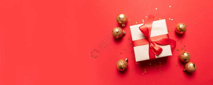 红面盒丝带红金大球和小球红背景的节日装饰平地背景图片