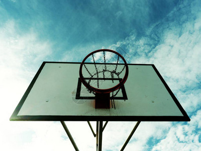 篮球笼日落时的城市篮球架与天际线图片