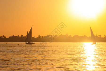埃及卢克索日落时尼罗河图片