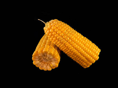 黑色背景上孤立的玉米图片