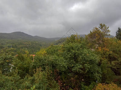 山上的雨云悬在山上的雷暴乌云图片