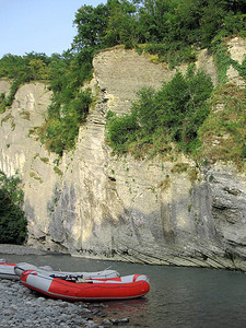 岸边有河橙筏的悬崖背景图片