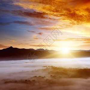 雾中山的日出图片