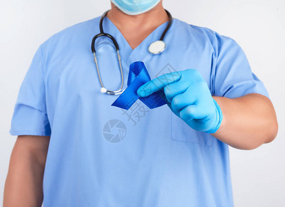 蓝制服医生和不育乳胶手套戴着深蓝色丝带图片