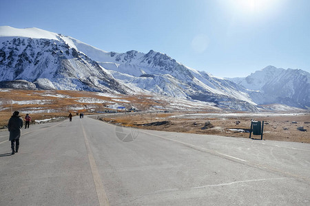 在红其拉甫山口沿喀喇昆仑公路铺设的道路上图片