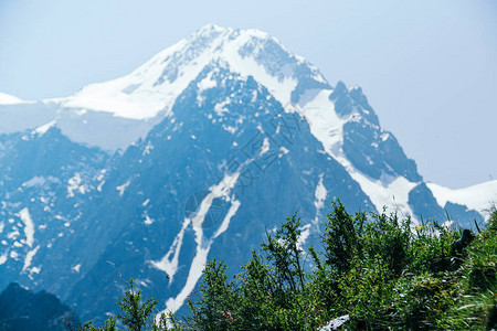 雪下的落岩山脊山上徒图片