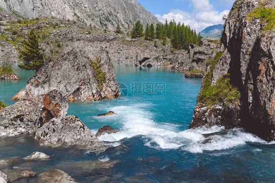 山脉中的山地蓝河海岩石和松绿海图片