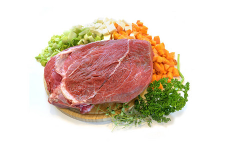 生牛肉和蔬菜切片日晚宴的烹饪素材图片