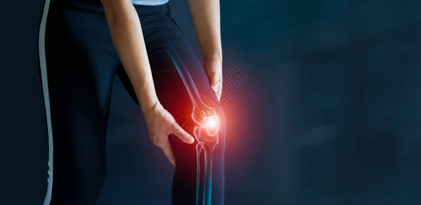 患有膝盖疼痛的妇女天冬问题和暗黑背景的共同炎症卫生保健和医疗图片
