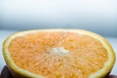 一杯柑橘类纯净水图片