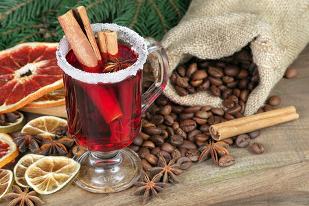 圣诞背景面包酒干果咖啡豆和木图片