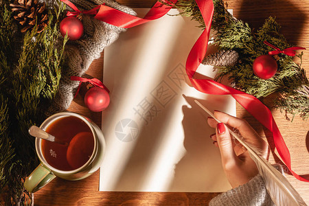 记录目标即将到来的新年和圣诞节的计划的空白单子上写着要用一张图片