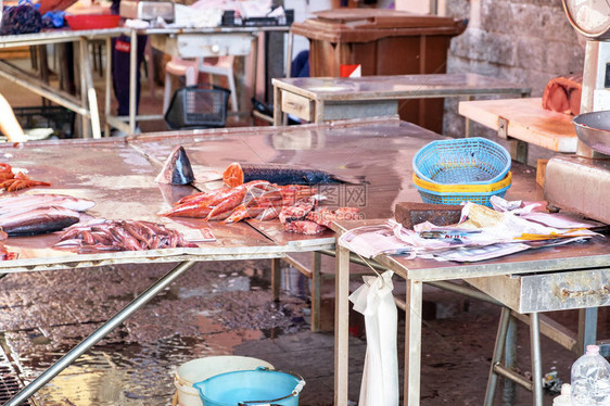 在Ortigia市西里锡拉库萨的一个街头鱼市场摊位上展示了多种典型图片