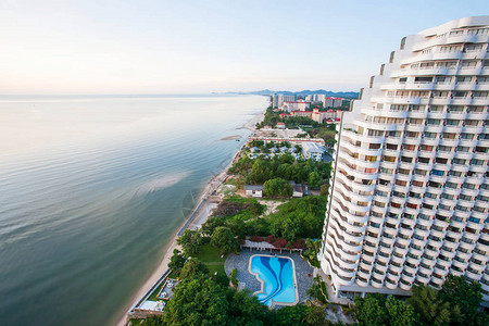 泰国顶尖旅游景点华欣现代城市的海岸沙滩和城市景色的空中观光景象图片