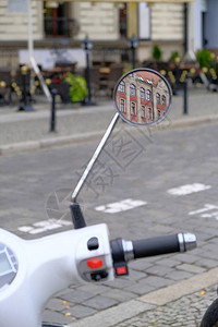 城市的白色摩托车停在城市旅游中心的cobblestone公路上图片