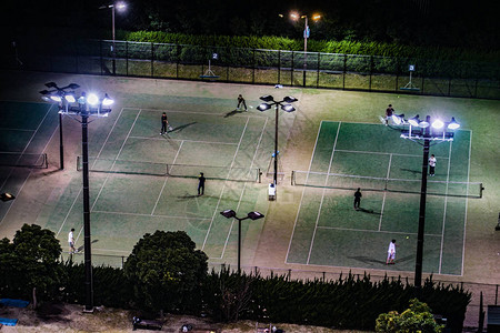 夜间网球场形象图片