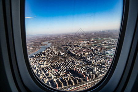 飞机窗外的北京城景图片