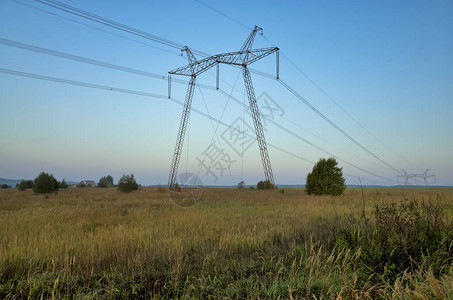草地雾地平线电线和金属电线杆俄罗斯图片