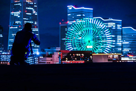 夜景的港未来和剪影的人们图片