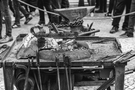 街头集市上的锻造车间中世纪集市上的旧铁匠工具铁砧图片