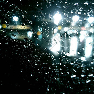 飞行前飞机背景模糊的肯尼迪机场窗户玻璃上的雨滴雨中繁忙的机场飞行前向后推飞图片