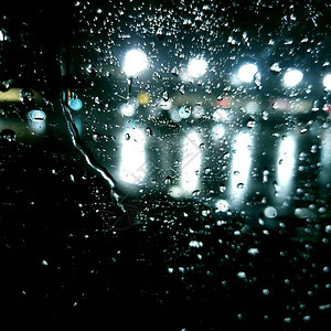 飞行前飞机背景模糊的肯尼迪机场窗户玻璃上的雨滴雨中繁忙的机场飞行前向后推飞背景图片