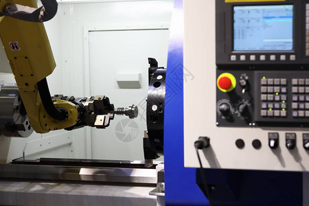 CNC机械化中心与协作机器人一起进行装货和卸货自动化操作背景图片