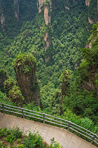 湖南省武陵源著名旅游胜地张家界公园天子山石柱和最大天然桥的步图片
