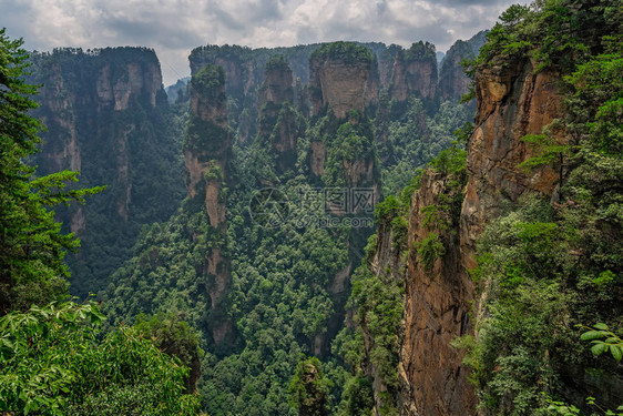 张家界阿凡达山自然公园天桥附近的观景台图片