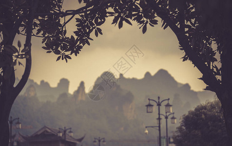 湖南省武林源镇中心所见的极美岩石卡斯特山峰岩图片