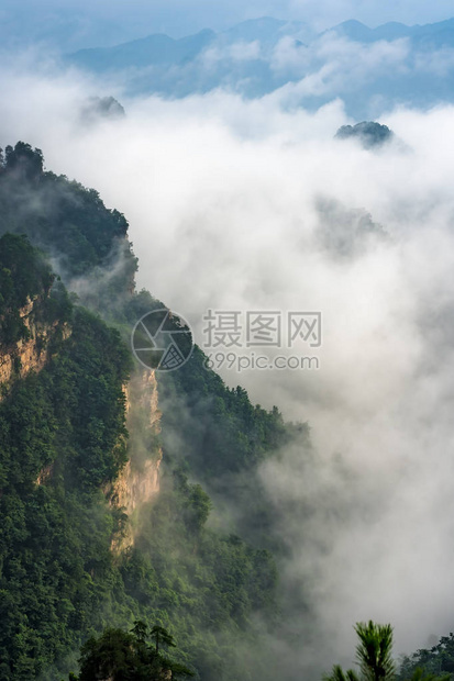 湖南省伍林源Wwlingyuan著名旅游景点张家江公园天津山石柱的低晨图片