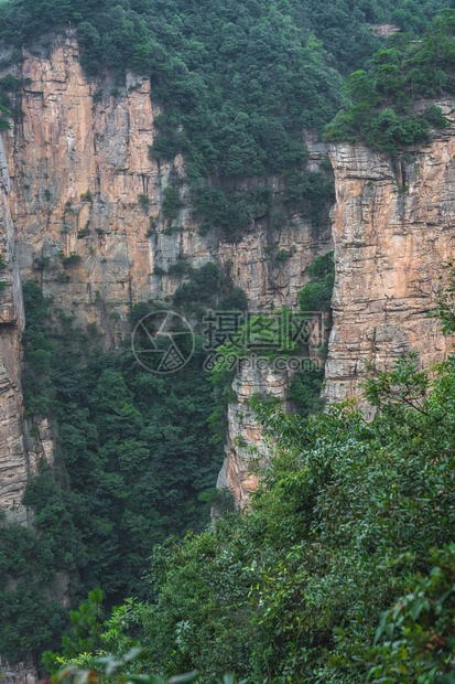 湖南省Zhangjiajie森林公园天焦或元家吉风景地区最伟大的自然大桥上的风图片