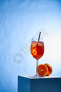 AperolSpritz鸡尾酒和玻璃中的稻图片