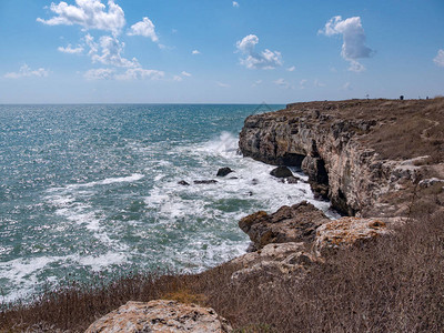 海浪在岩石中涌现海水图片