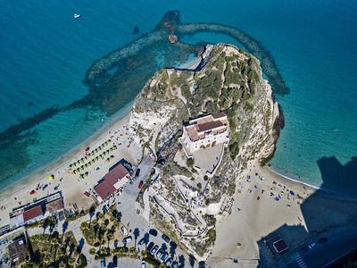 带雨伞和泳客的海滩鸟瞰图圣玛丽亚dellIsola图片