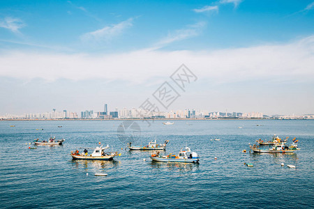 桐始华仁川城市景观和大海与来自韩国始华潮堤的渔船背景