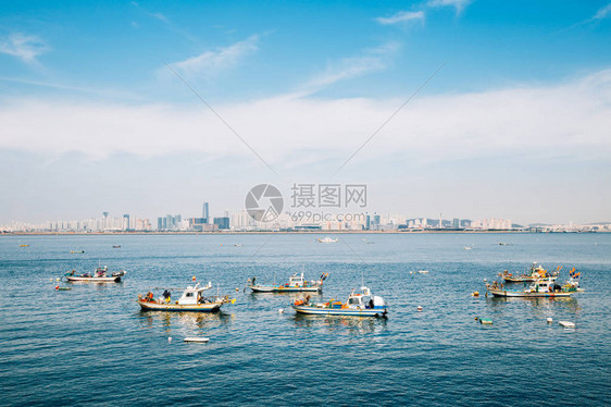仁川城市景观和大海与来自韩国始华潮堤的渔船图片