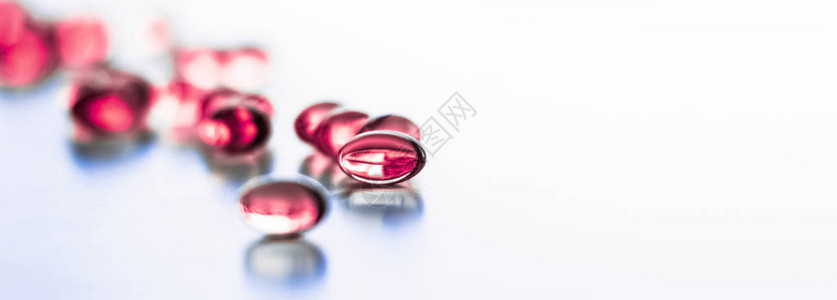 制药品牌和科学概念健康饮食营养的红丸补充剂丸和益生菌胶囊保健和医药作为药学和背景图片